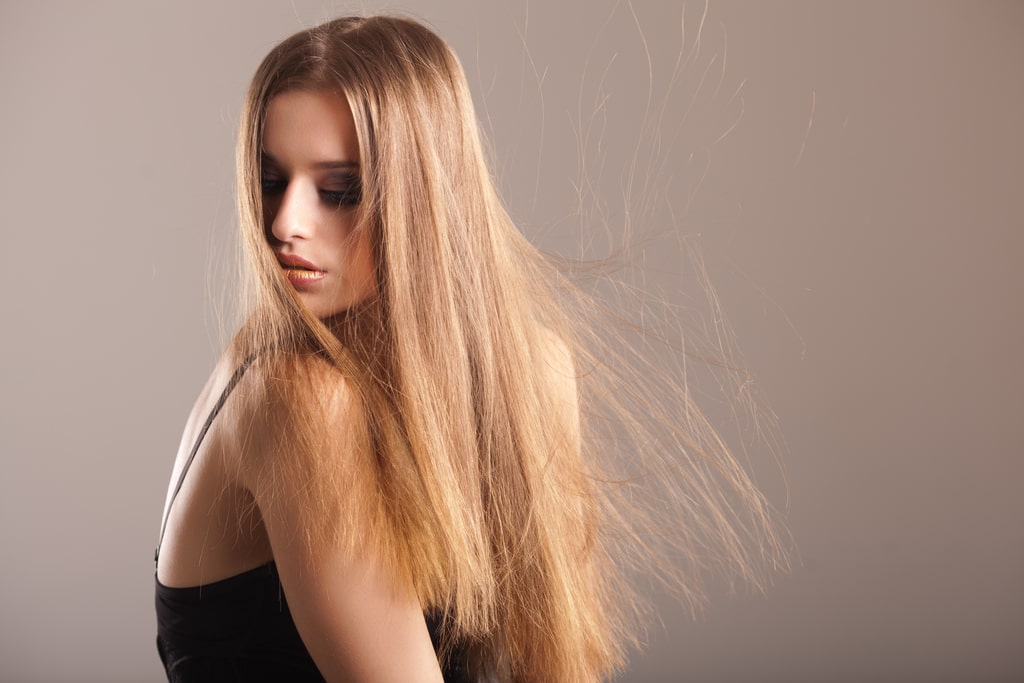 Почему электризуются волосы и что с этим делать? Топ-7 советов